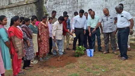 மரக்கன்றுகளை நட்டு விழாவி னை துவக்கிவைத்த மண்டல இணைப்பதிவாளர்